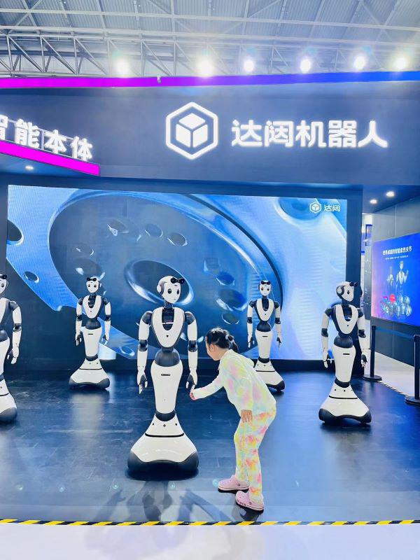“十八金剛”來了！人形機器人成“頂流”何時能走進千家萬戶？｜聚焦2024WAIC(圖3)