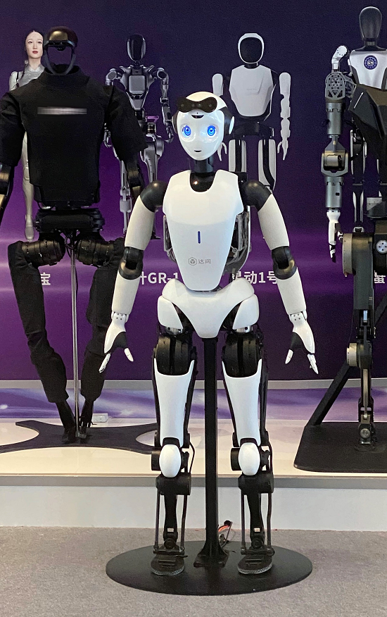人形機器人金剛先鋒！達闥機器人閃耀2024世界人工智能大會(圖3)