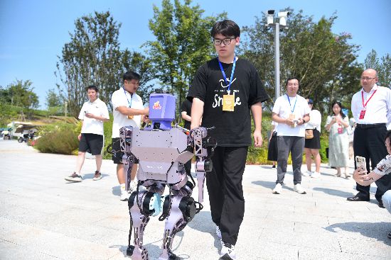 會吟詩還能做咖啡、按摩……多款機器人集中亮相成都世園會主會場(圖5)