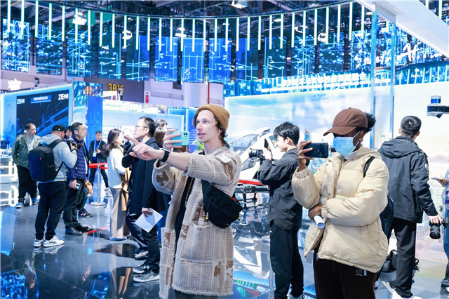 大模型與機器人齊聚尖端黑科技集結2024數貿會人工智能展區提前“入場”！(圖2)