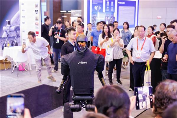 2024全球數貿會觸摸AI發展脈動:機器人盛宴、前沿技術噴涌、國際范兒(圖3)