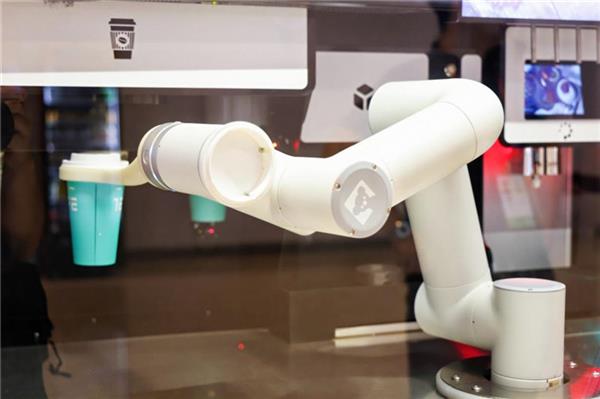 2024全球數貿會觸摸AI發展脈動:機器人盛宴、前沿技術噴涌、國際范兒(圖7)