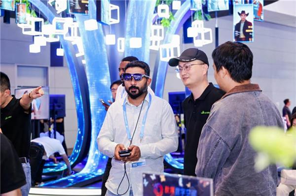 2024全球數貿會觸摸AI發展脈動:機器人盛宴、前沿技術噴涌、國際范兒(圖8)